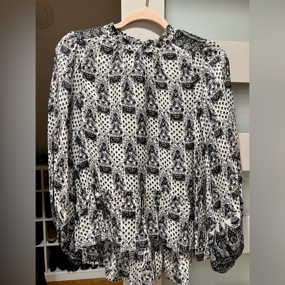 Ne Quittzepas Black and White Blouse with Ruffled Sleeves